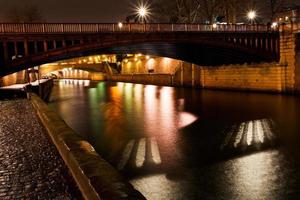 puente y río sena en la noche, parís foto