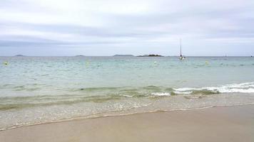 barco cerca de la playa de arena en la ciudad de perros-guirec foto