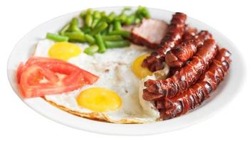 desayuno con huevos fritos, salchichas aisladas foto