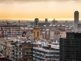 amanecer amarillo sobre barcelona en primavera foto