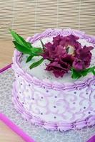 pastel de bodas con flor foto