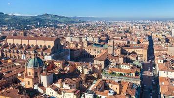 vista anterior de la piazza maggiore y el duomo en bolonia foto