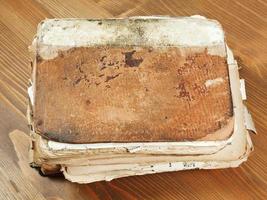 apilar libros antiguos en una tabla de madera foto
