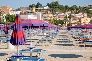 playa de arena urbana en sicilia foto