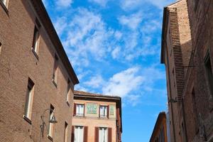 casas medievales en ferrara, italia foto