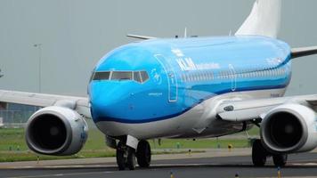 amsterdam, de nederländerna juli 25, 2017 - klm boeing 787 dreamliner ph bgd taxning innan avresa på bana 36l polderbaan. shiphol flygplats, amsterdam, holland video