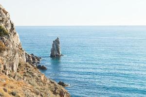 vista de parus sail rock en el mar negro, crimea foto