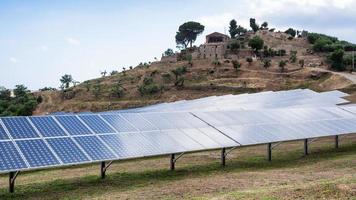 baterías solares cerca del pueblo en sicilia foto