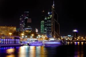 panorama nocturno del río moskva con la ciudad de moscú foto