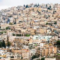 vista de casas urbanas en la ciudad de amman en invierno foto