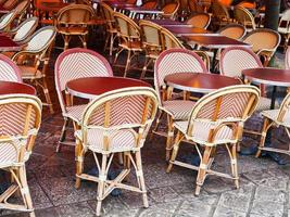 sillas de mimbre en paris cafe foto