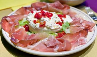 burrata con prosciutto crudo de parma foto