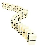 línea sinuosa de fichas de dominó foto