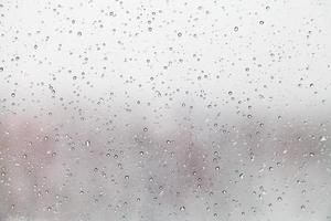 gotas de lluvia en la ventana foto