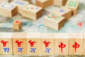 primer plano de azulejos de madera en el juego de mahjong foto