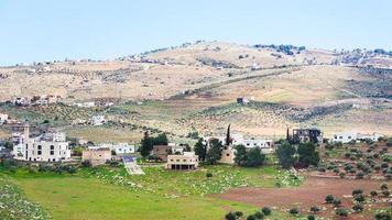 pueblo y jardines en terrazas en jordania en invierno foto