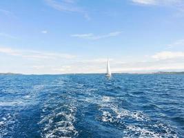 yate de vela en el mar adriático azul foto