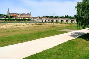 puente y ciudad de gien en el río loira en verano foto