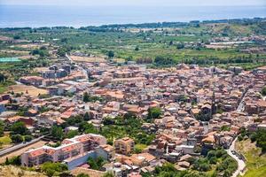 vista anterior de la ciudad de calatabiano en sicilia foto