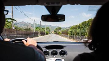 conducir un automóvil en la región del país en sicilia foto