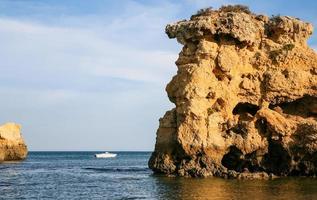 roca elefante en la playa sao rafael cerca de albufeira foto