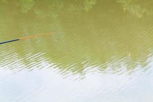 pesca de cebo en un río tranquilo foto