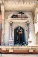 escultura de un santo en casa urbana en venecia foto