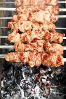 brochetas con shish kebabs sobre carbón ardiente foto