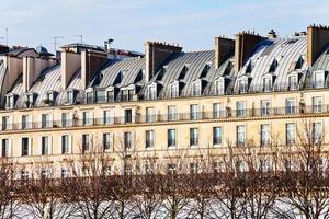 edificio urbano de parís en la rue de rivoli foto