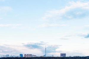 cielo azul de la tarde sobre casas urbanas en primavera foto