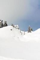 pendiente de montaña cubierta de nieve en dolomitas, italia foto