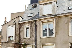 fachada de antiguas casas urbanas en ira, francia foto