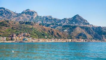 ciudad de taormina y ciudad de giardini naxos en la costa foto