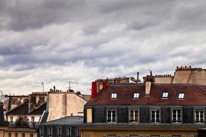 día de primavera nublado en París foto