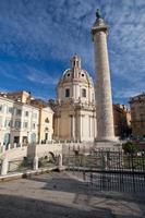 columna de trajano en la ciudad de roma foto