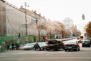 kiev, ucrania - 14 de abril de 2019 vista nocturna de las calles de kiev. alboroto urbano. calle bogdan khmelnitsky foto