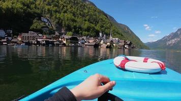 lago hallstatt e montanhas da vista do barco video