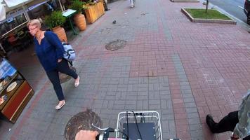 faire du vélo autour de la ville, vue à la première personne video