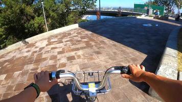 andar de bicicleta pela cidade, visão em primeira pessoa video