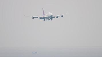 phuket, tailândia, 28 de novembro de 2017 - thai airways boeing 747 se aproximando antes de pousar no aeroporto internacional de phuket video