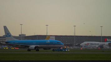 amsterdam, nederländerna 27 juli 2017 - boeing 737 klm royal dutch airlines ph bca bogsering tidigt på morgonen, shiphol flygplats, amsterdam, holland video