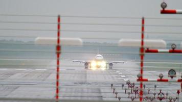 dusseldorf, alemania 21 de julio de 2017 - avión eurowings airbus a320 salida bajo la lluvia desde el aeropuerto de dusseldorf, alemania video