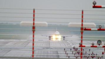 Dusseldorf, Alemanha, 21 de julho de 2017 - partida do avião eurowings airbus a320 na chuva do aeroporto de Dusseldorf, Alemanha video