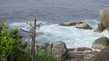 onde turchesi rotolavano sulla spiaggia dell'isola di koh miang, isole similan, rallentatore video