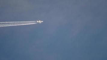 Kondensstreifen am blauen Himmel. Flugzeug fliegt hoch. video