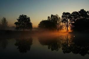 amaneció cerca del estanque foto