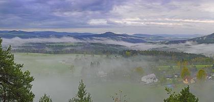 paisaje montañoso panorámico foto