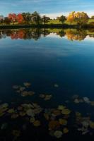 estanque de otoño de río foto