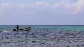 playa del carmen quintana roo Mexico 2021 boten jachten Bij tropisch Mexicaans strand playa del carmen Mexico. video