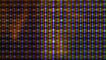 les pixels de l'écran de télévision fluctuent avec la couleur et le mouvement vidéo - boucle video